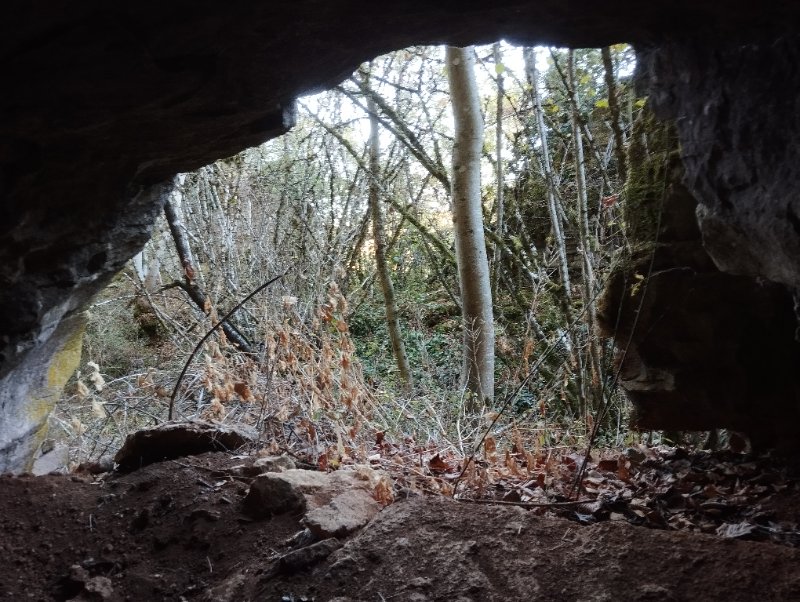 Créancey - Grotte Rochons 15m - entrée cavité vue de l intérieur photo, Aurélien Bloch.jpg
Vue de l'intérieur
Fichier manquant